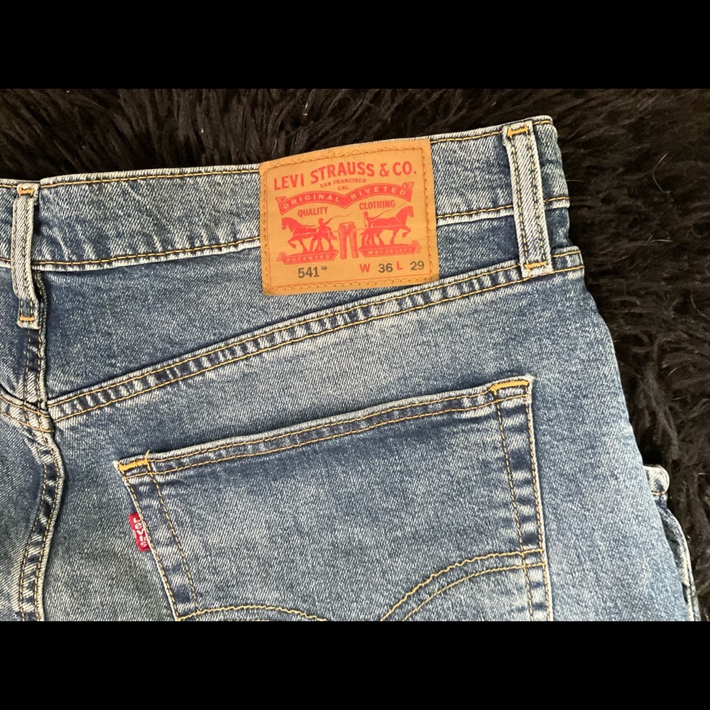 “LEVI STRAUS” Men’s 541 Medium Wash Athletic Fit Jeans. - Picture 5 of 15